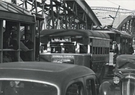 A Dornoch Terrace bus on the Victoria Bridge, 1944. (State Library of Queensland)