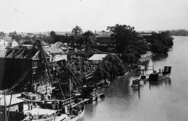 The riverside between Davies Park and the William Jolly Bridge in 1949. (Brisbane City Council)