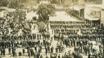 Police and Volunteers in Albert Square during the 1912 strike. (State Library of Queensland)